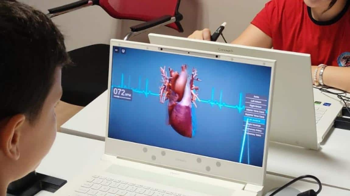 DÜZCE ÜNİVERSİTESİ XR LABORATUVARI VE GEZİ